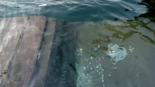 海湾上漂浮着无用的垃圾视频素材模板下载
