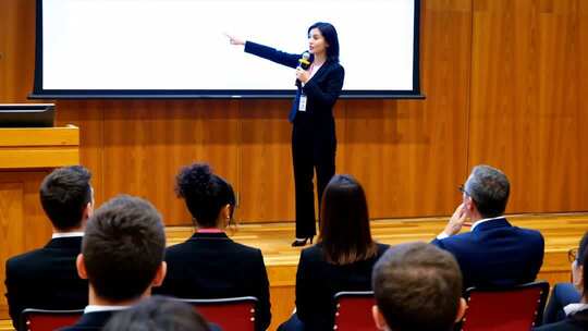 商业写字楼白领商务办公握手公司合作会议