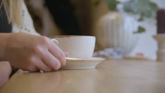手拿金茶匙搅拌咖啡视频素材模板下载