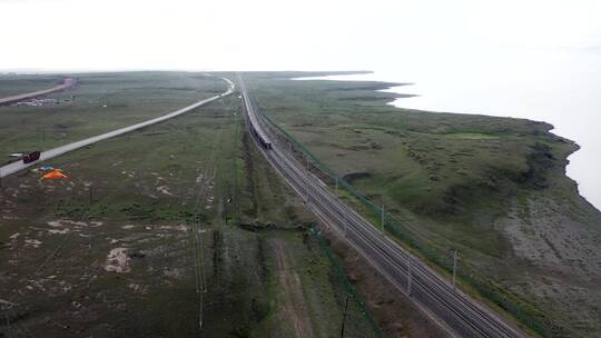 青海湖边的青藏铁路火车