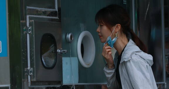 疫情核酸常态化上海市民在核酸亭做核酸