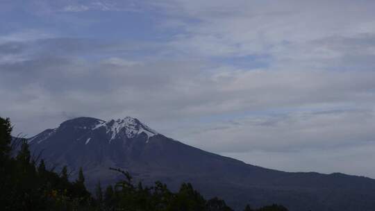 智利奥索尔诺火山上空云层的时间流逝