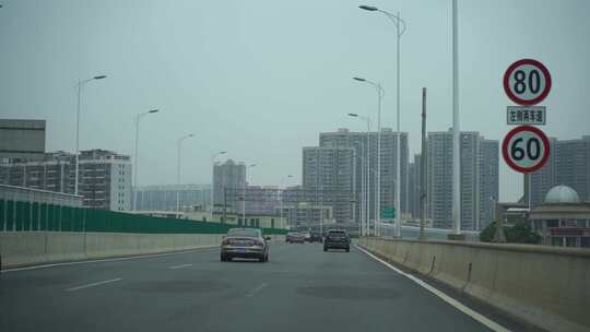 汽车行驶在城市道路车流交通车辆车窗外风景