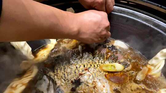铁锅炖鱼贴饼子制作