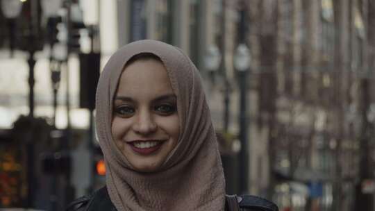 戴头巾的穆斯林妇女对着镜头微笑