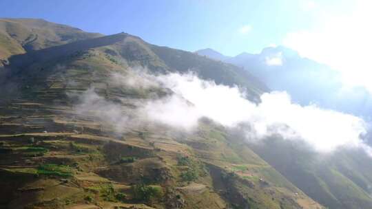 山脉云雾环绕风景