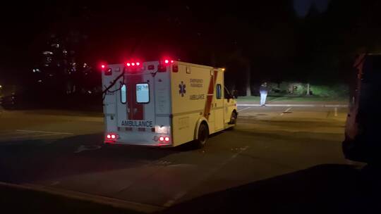 救护车在道路上疾驰