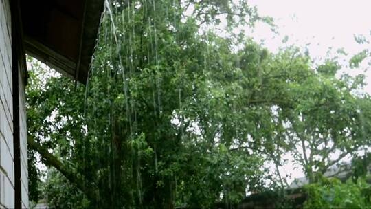 雨水顺着屋檐落下视频素材模板下载