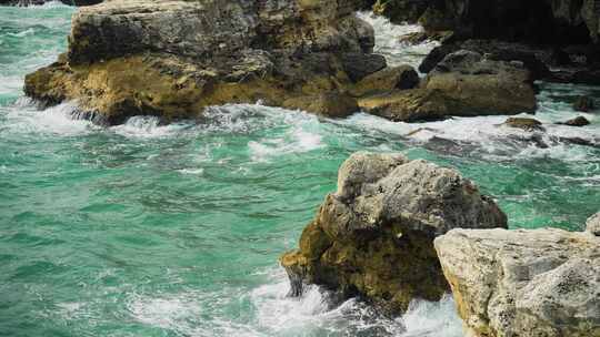 海浪撞击岩石