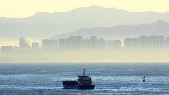 清晨滨海城市的海面