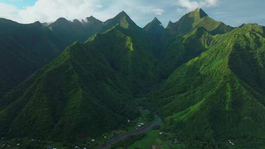 傍晚日落绿岛山峰Teahupoo Tah