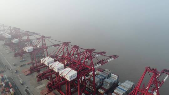 上海洋山港航拍上午有雾的场景