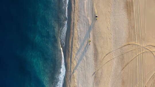 骑自行车的人和摩托车越野赛在海滩上比赛