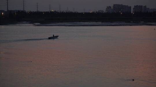 傍晚江上一只渔船驶过河面船只黄昏江河空境视频素材模板下载