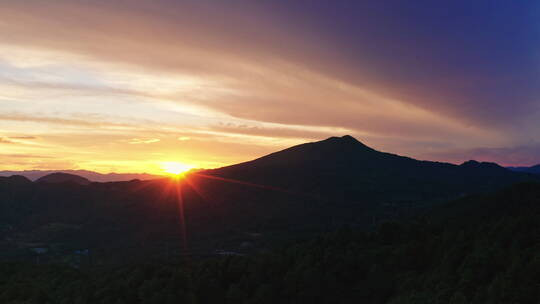 火山的日落夕阳