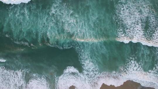 无人机航拍海浪翻滚的海面