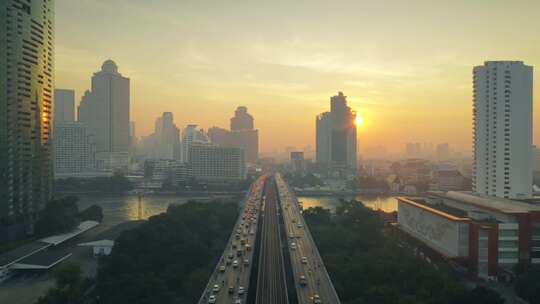 朝阳中的城市