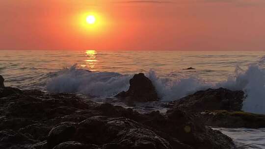 黄金时段海浪拍打海滩海岸