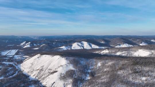 航拍大兴安岭冰雪山峦山林