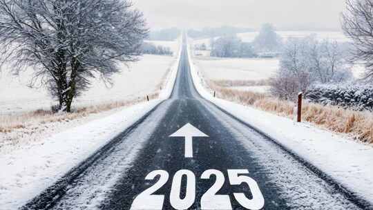 户外雪地马路上的2025新年元旦