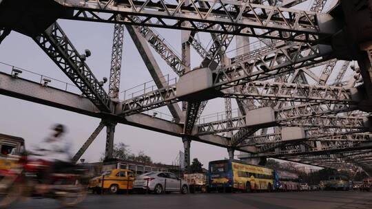 印度加尔各答豪拉桥日常工作穿行人群