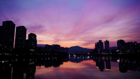 城市晚霞延时小区湖面美景天空火烧云风景