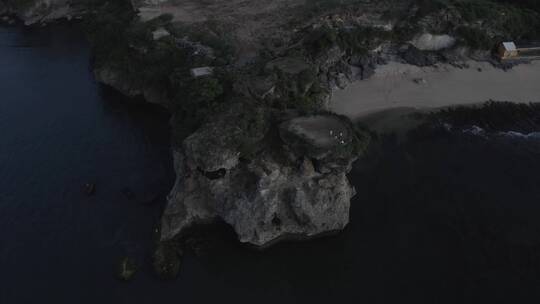 无人机拍摄夜晚海边的岩层