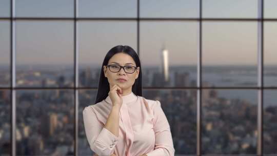 年轻的亚洲女商人使用隐形虚拟屏幕