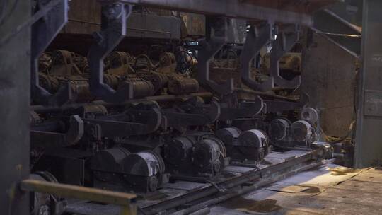 钢厂钢筋和钢管在生产线上运输视频素材模板下载