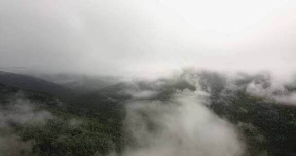 航拍浓雾在山林上空