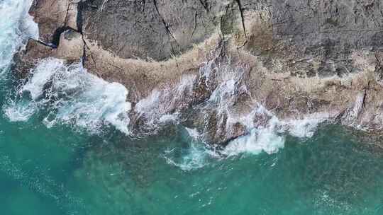 海浪拍打礁石大海浪花礁石