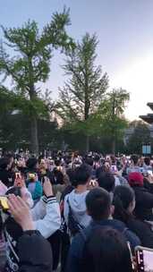 济南大明湖景区超然楼广场，游客聚集拍照