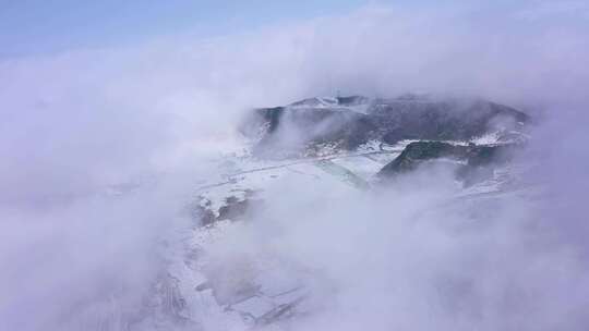 雪山云雾航拍全景