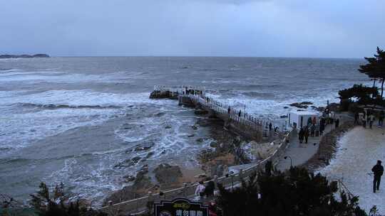 山东威海金海湾栈桥冰河世纪游客海冰海浪