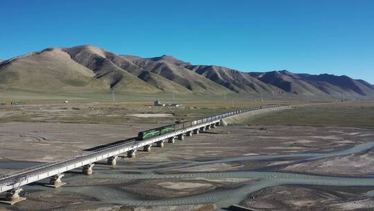 航拍青海可可西里青藏铁路线火车