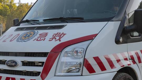 云南德宏芒市足球场外停放的120急救车