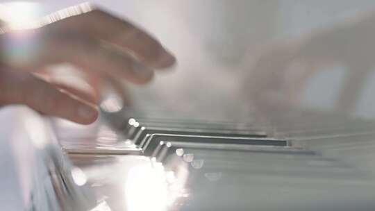 老外弹钢琴 手特写