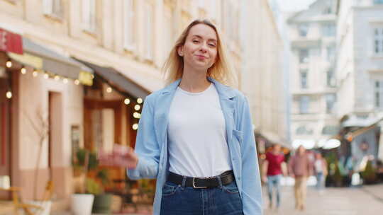 年轻女子赞许地看着相机，显示OK手势积极