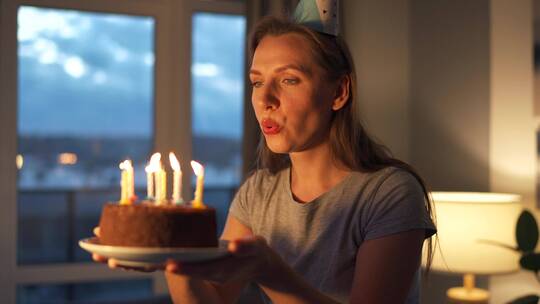 女人吹蛋糕蜡烛慢动作