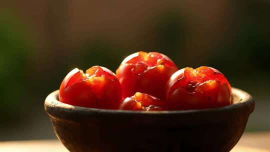 碗中新鲜红番茄特写