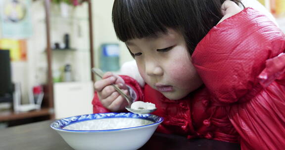 小孩在吃新年春节吃元宵汤圆