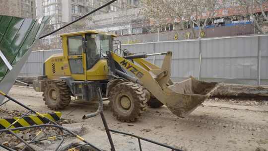 城市道路施工挖掘机运输施工