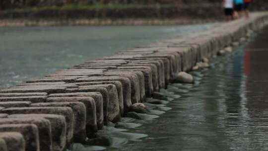 浙江温州泰顺县行人走过仕水碇步