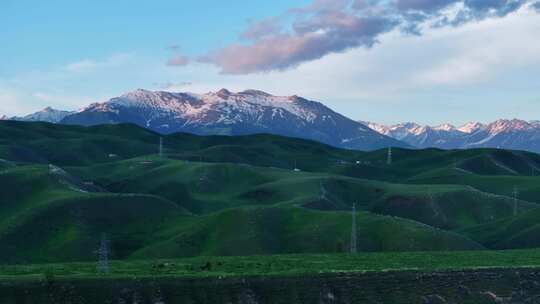 新疆伊犁唐布拉百里画廊草原森林雪山日出