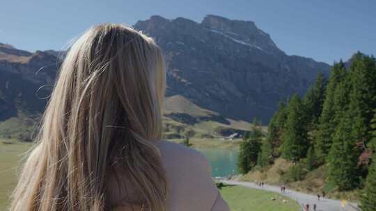 女人在山上欣赏清澈的湖景