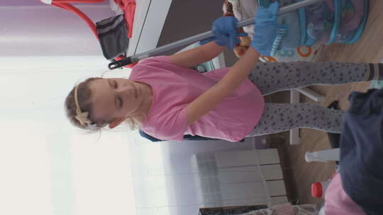 小女孩用扫帚清洁地板视频素材模板下载