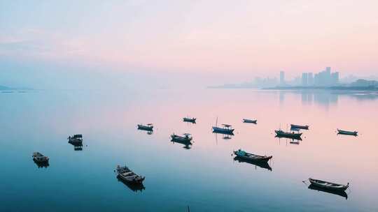 湖面夕阳捕鱼渔村渔民小船渔船撒网