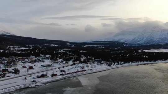 飞越挪威林根阿尔卑斯山的一个小村庄和林根峡湾，北极