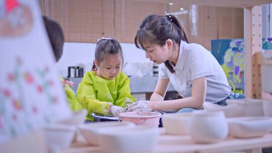 幼儿园的老师和孩子们玩耍学习