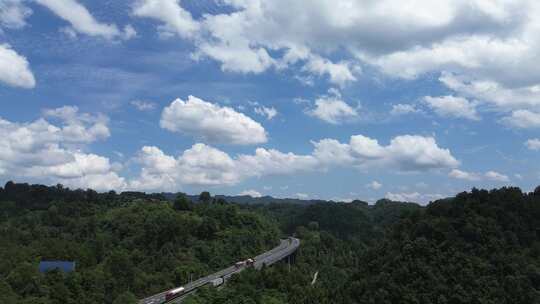 大山、乡村与高速路